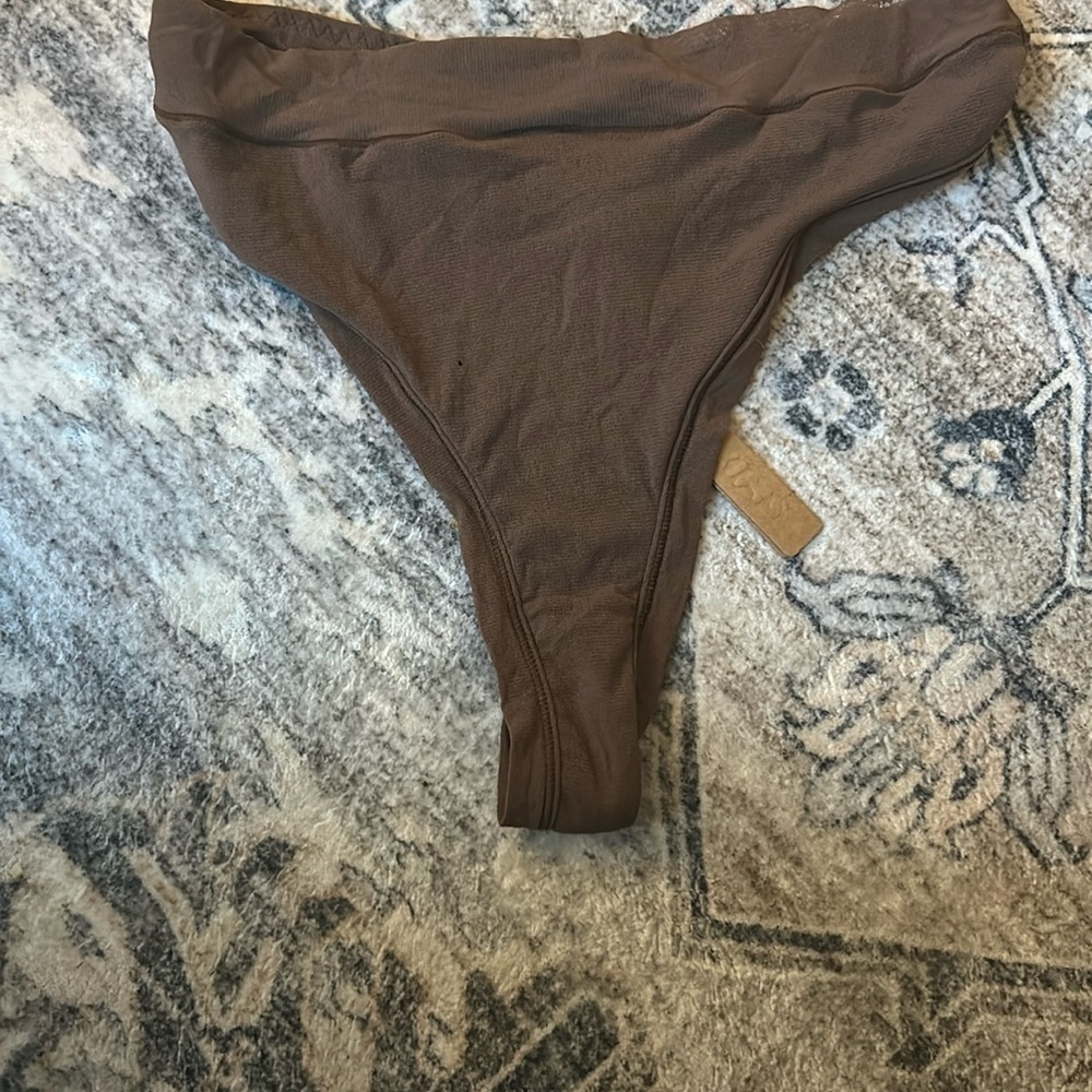 Skims (B18) SUMMER MESH  THONG coca NWT 2X